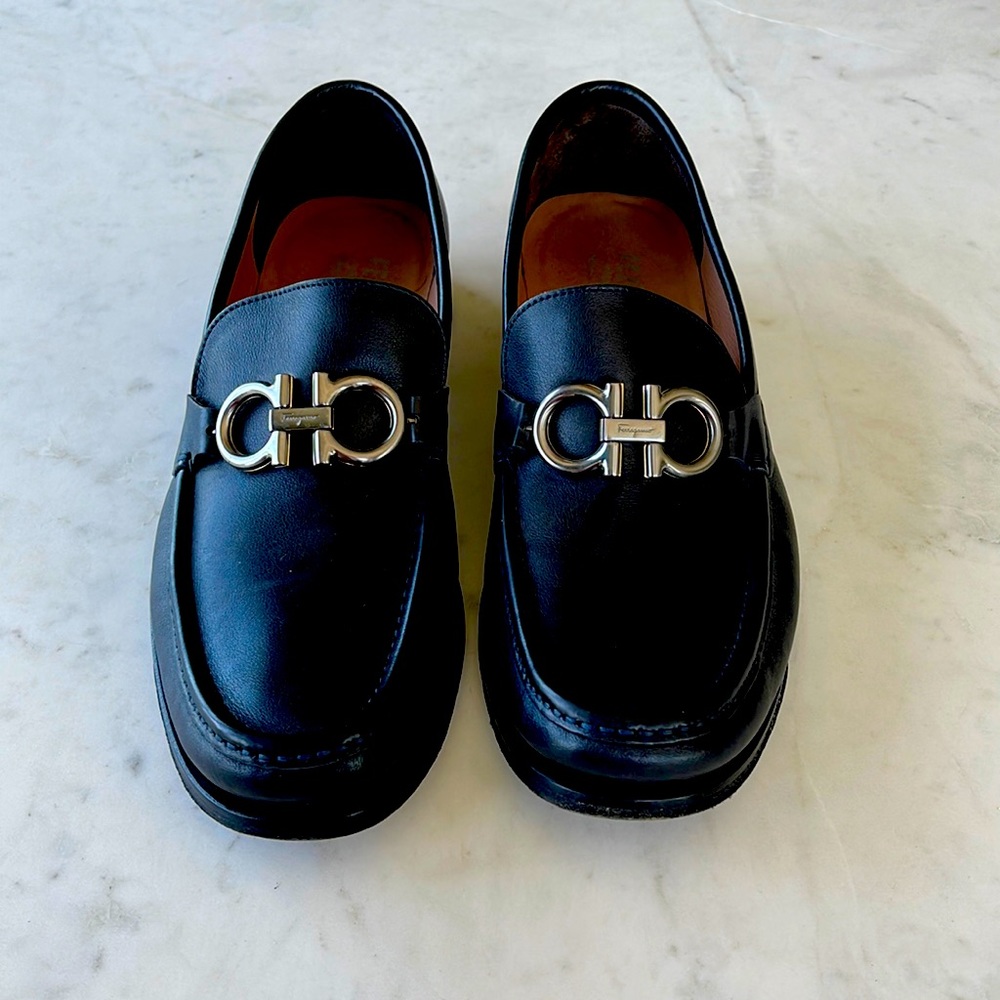 Lightly worn Salvatore Ferragamo Gancini loafer.